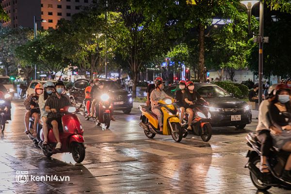 Sài Gòn đang khỏe lại: Mọi người nô nức đi dạo trung tâm thành phố ngày cuối tuần-30