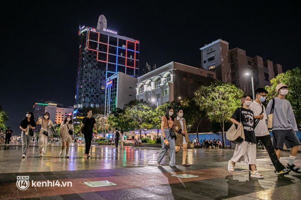 Sài Gòn đang khỏe lại: Mọi người nô nức đi dạo trung tâm thành phố ngày cuối tuần-31