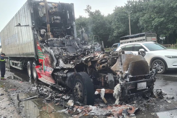 Kinh hoàng xe container đang đi thì bốc cháy ngùn ngụt, tài xế bung cửa bỏ chạy-1