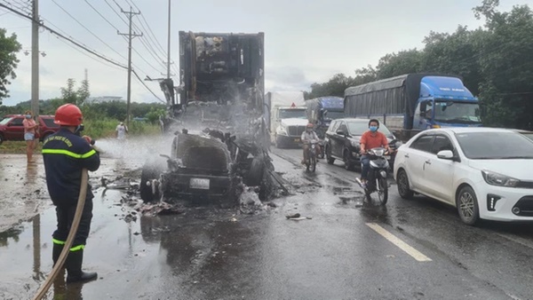 Kinh hoàng xe container đang đi thì bốc cháy ngùn ngụt, tài xế bung cửa bỏ chạy-2