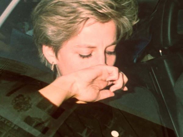 Chuyện bi thảm ít ai biết đằng sau khoảnh khắc Công nương Diana với vẻ mặt đau khổ bật khóc trong xe hơi-1