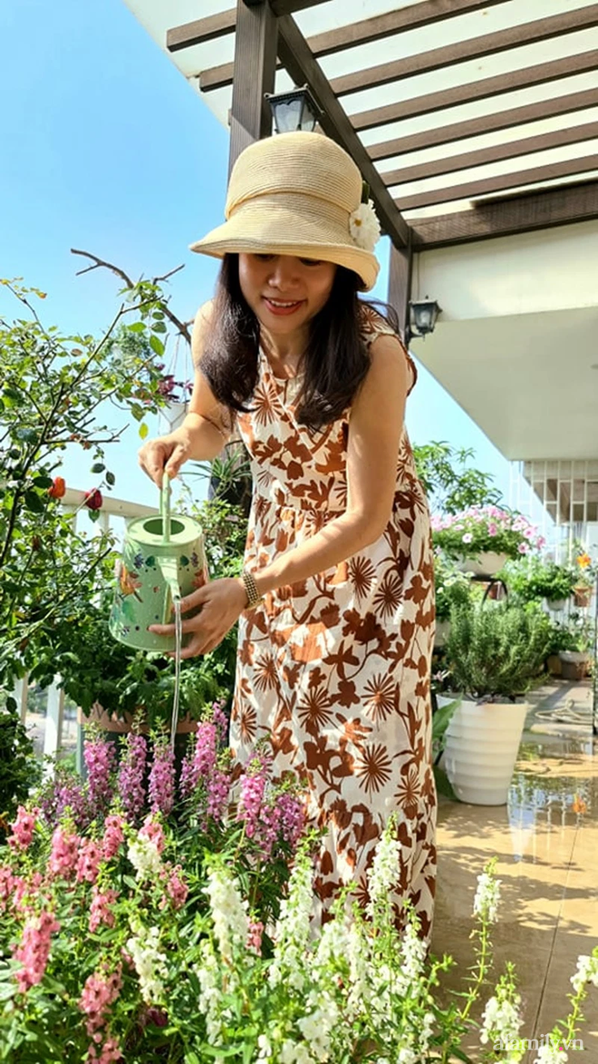 Vườn hoa rực rỡ quanh năm trên sân thượng của mẹ đảm ở Hà Nội dù mỗi ngày chỉ mất 5 - 10 phút chăm sóc-5