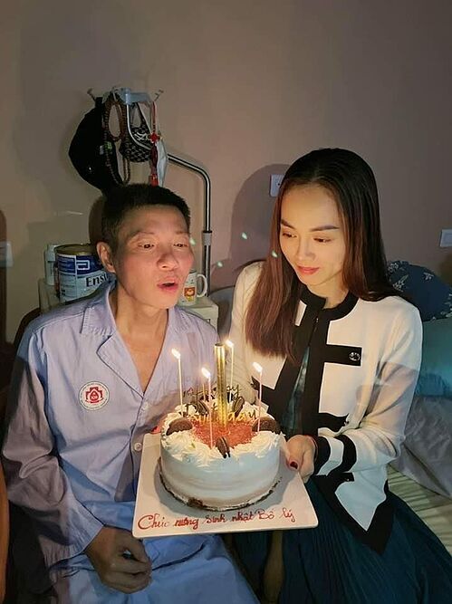 NSND Công Lý đón sinh nhật bên cạnh vợ trẻ trong bệnh viện-2