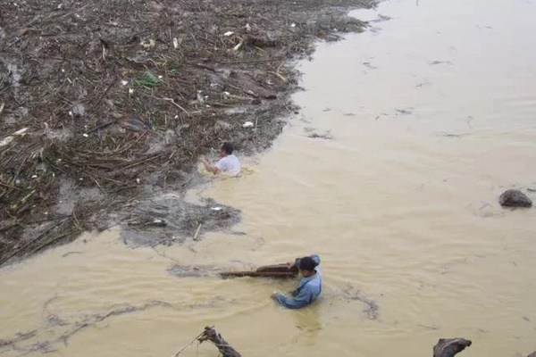 Thi thể 2 cha con được phát hiện dưới suối, cách nhau 200m-1