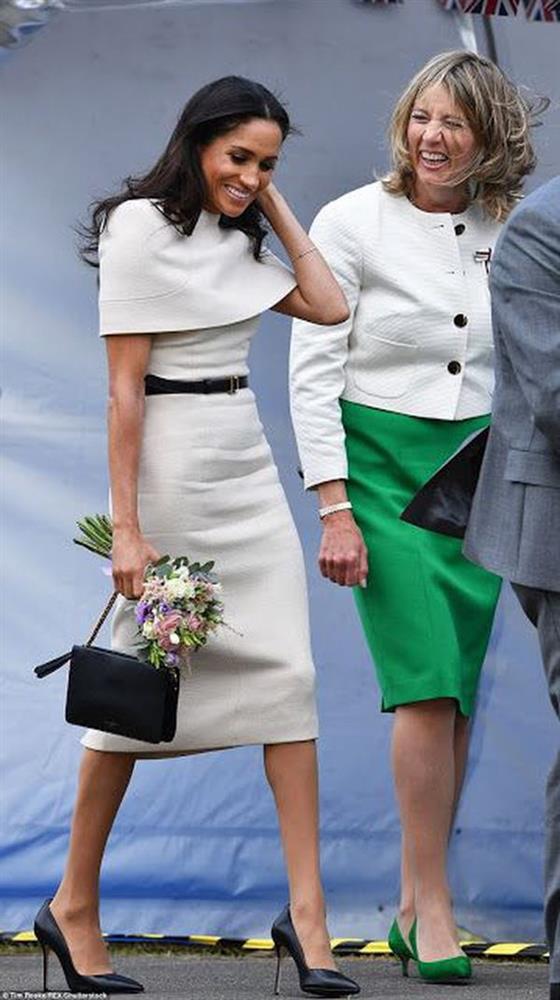 Người ta chê Meghan Markle kém duyên khi mặc váy, dáng đứng của cô phản hồi: Đúng rồi!-1