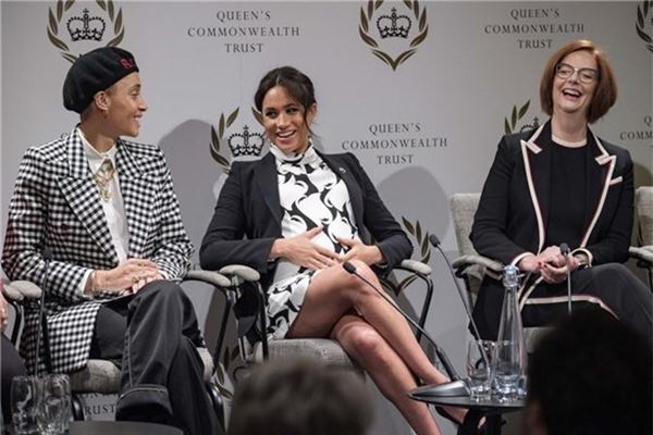 Người ta chê Meghan Markle kém duyên khi mặc váy, dáng đứng của cô phản hồi: Đúng rồi!-8