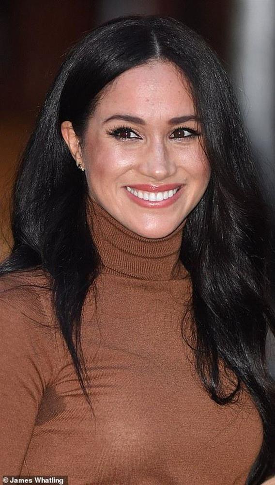 Người ta chê Meghan Markle kém duyên khi mặc váy, dáng đứng của cô phản hồi: Đúng rồi!-11