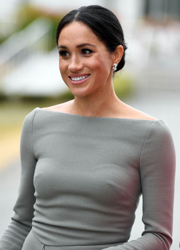 Người ta chê Meghan Markle kém duyên khi mặc váy, dáng đứng của cô phản hồi: Đúng rồi!-12
