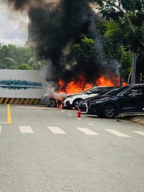 Nghi ngờ vợ ngoại tình với sếp, chồng mua xăng đốt xe tình địch ở TP.HCM-3