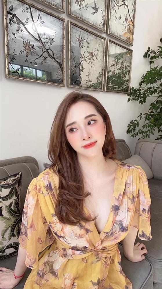 Quỳnh Nga lộ khe ngực sexy, đòi nắm tay ai đó ngày cuối tuần, Việt Anh chốt hạ câu gì mà netizen đồng loạt thả haha?-2