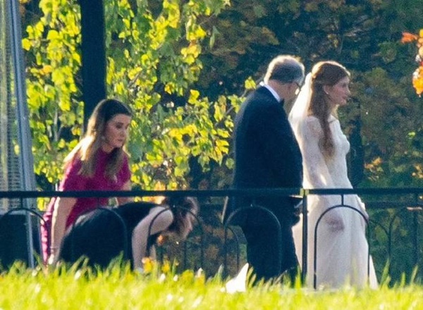 Khoảnh khắc tỷ phú Bill Gates và vợ cũ chung bước đặc biệt nhất trong đám cưới xa hoa của con gái-1