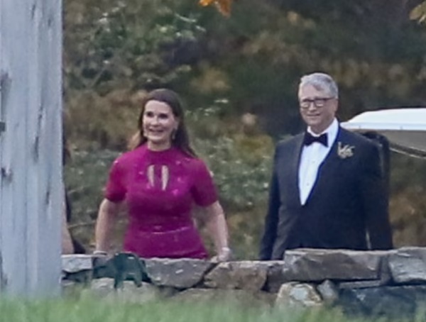 Khoảnh khắc tỷ phú Bill Gates và vợ cũ chung bước đặc biệt nhất trong đám cưới xa hoa của con gái-3