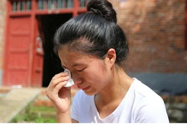 Mới sáng sớm, em chồng đã tìm đến nhà, khóc nức nở rồi quỳ xuống van xin một chuyện tôi không ngờ tới-2