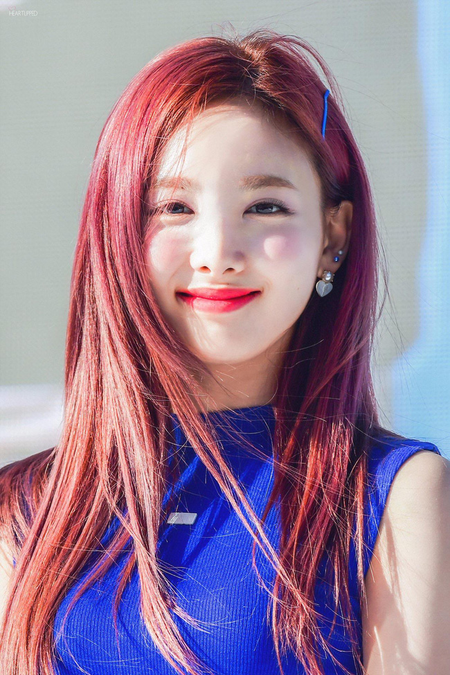Sao Hàn nhuộm tóc đỏ: Nayeon (TWICE) đẹp xuất sắc, Song Hye Kyo nhìn không hợp lắm-1