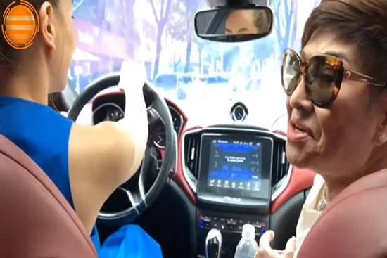Xôn xao clip Hồ Ngọc Hà lái siêu xe chở vợ Đàm Vĩnh Hưng tại TP.HCM nhưng bị chỉ trích vì hành động này