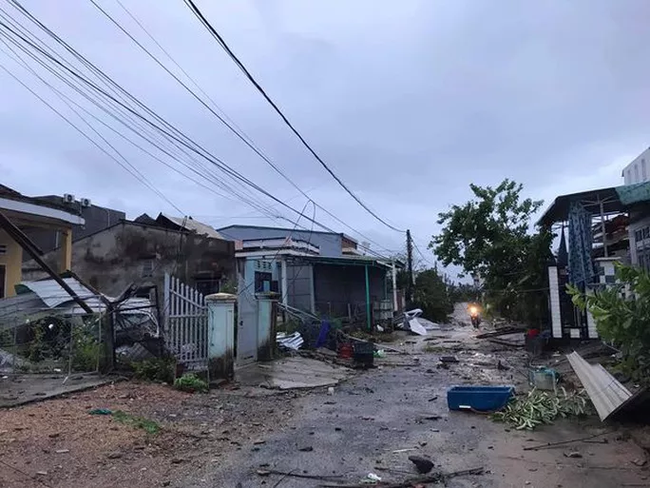 Quảng Ngãi: Lốc xoáy làm 45 nhà dân bị tốc mái, sập tường, người dân tháo chạy trong đêm-1