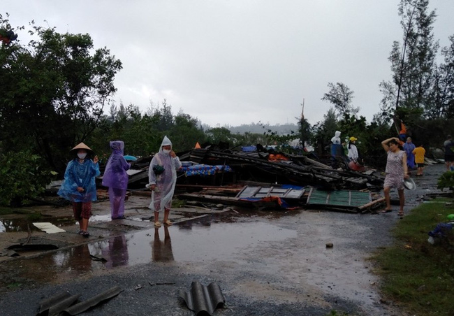Quảng Ngãi: Lốc xoáy làm 45 nhà dân bị tốc mái, sập tường, người dân tháo chạy trong đêm-3