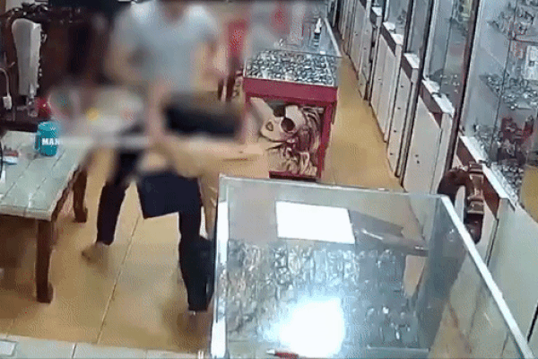 Vừa bước sang đường, người phụ nữ đen đủi bị giật đồ đến 2 lần, camera bóc sự việc hy hữu-2