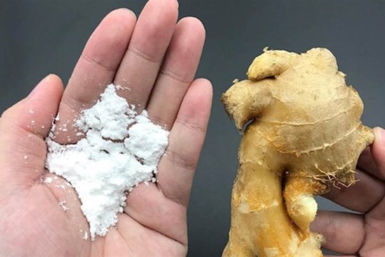 Cho gừng vào baking soda thực sự rất thiết thực, nó giải quyết được phiền phức lớn của nhiều gia đình