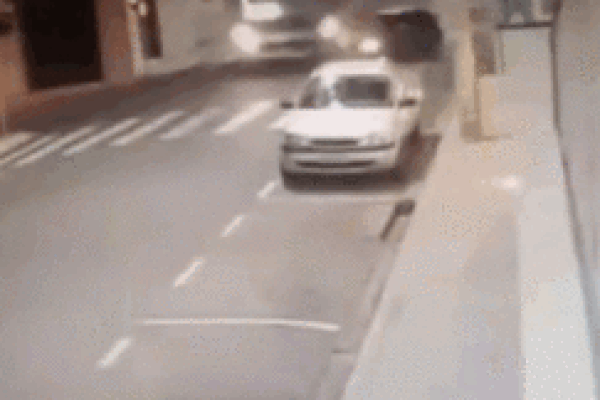 Clip: Bị đập nát xe, tài xế rồ ga điên cuồng trả thù nam thanh niên-1