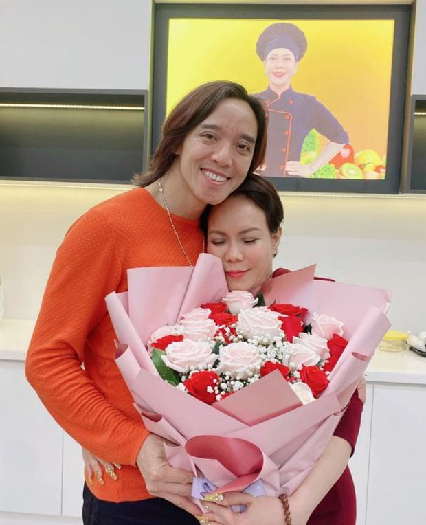 Lo xong hậu sự Phi Nhung và mẹ nuôi, vợ chồng NS Việt Hương về đến Việt Nam giữa loạt thông tin tiêu cực bị lan truyền!-7