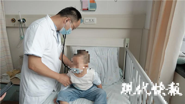 Con trai 2 tuổi ho khò khè mãi không hết, nửa năm sau bác sĩ lôi ra một thứ từ phế quản đứa trẻ mà gia đình sốc nặng-1