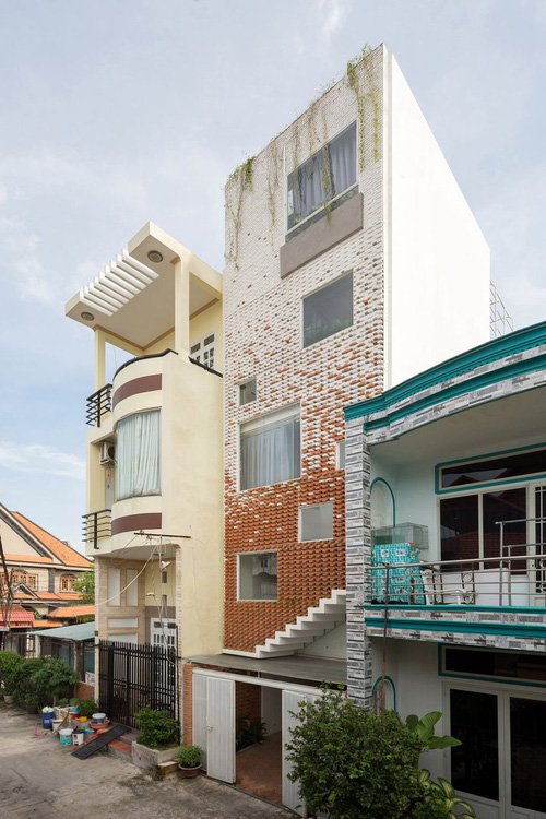 Nhà ống giữa KCN Bình Dương gây tò mò với mặt tiền đặc - rỗng”: Giảm thiểu được tác động môi trường, mọi không gian vẫn vô cùng sáng thoáng-1