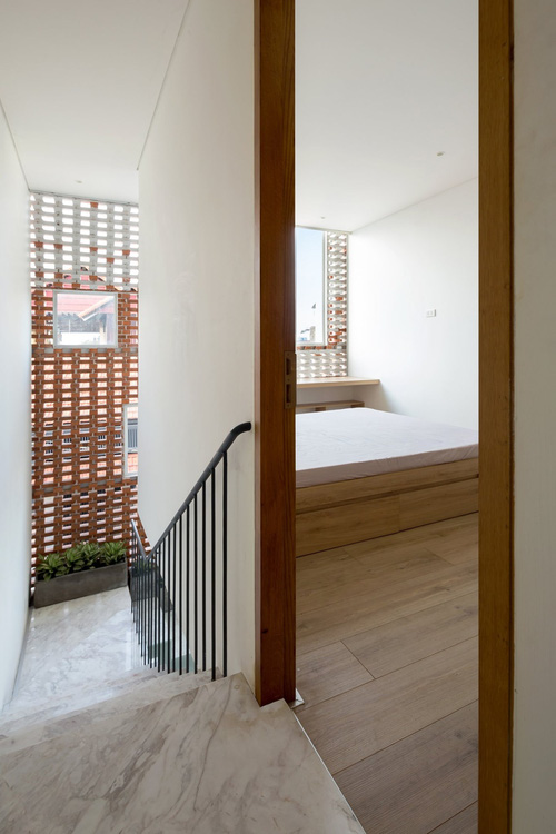 Nhà ống giữa KCN Bình Dương gây tò mò với mặt tiền đặc - rỗng”: Giảm thiểu được tác động môi trường, mọi không gian vẫn vô cùng sáng thoáng-10