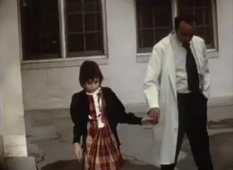 Bé gái bị cha đẻ bắt nhốt lạm dụng 13 năm đến mức đi không vững, lúc tưởng thoát nạn lại trở thành miếng ngon cho các nhà nghiên cứu-3