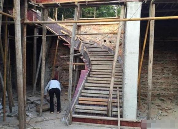 Cầu thang theo chiều kim đồng hồ hay ngược chiều kim đồng hồ tốt hơn cho việc xây nhà ở nông thôn? Thầy Phong Thủy nói điều này-1