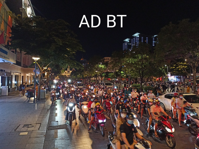 CHOÁNG: Phố đi bộ Nguyễn Huệ đông kinh hoàng tối cuối tuần dù dịch tại TP.HCM vẫn ở mức nguy cơ cao-2