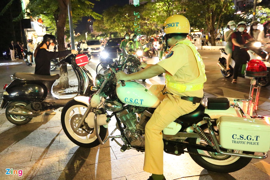 Người không đeo khẩu trang ở phố Nguyễn Huệ bị phạt tiền triệu-1