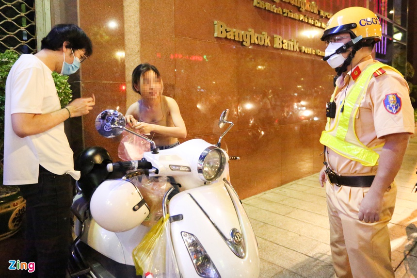 Người không đeo khẩu trang ở phố Nguyễn Huệ bị phạt tiền triệu-2