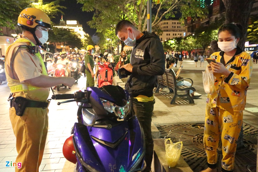 Người không đeo khẩu trang ở phố Nguyễn Huệ bị phạt tiền triệu-4
