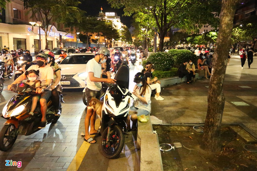 Người không đeo khẩu trang ở phố Nguyễn Huệ bị phạt tiền triệu-6