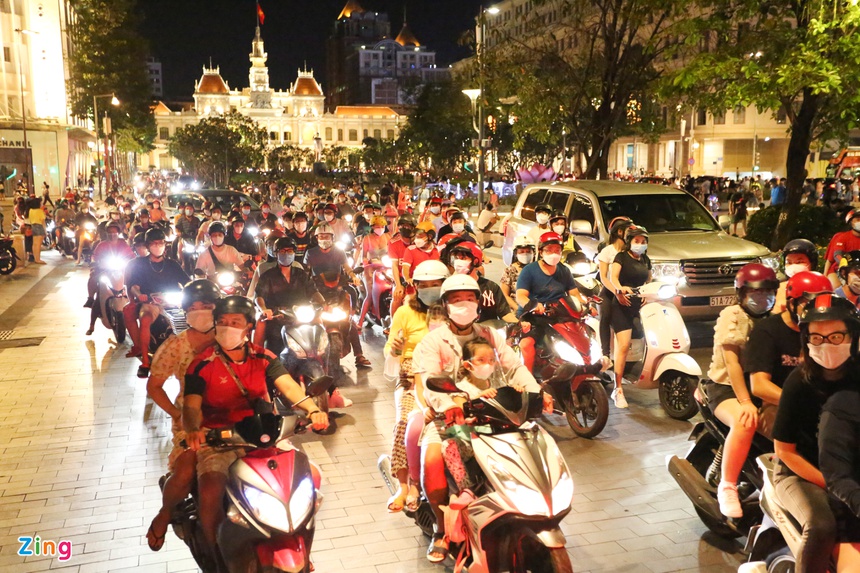 Người không đeo khẩu trang ở phố Nguyễn Huệ bị phạt tiền triệu-7