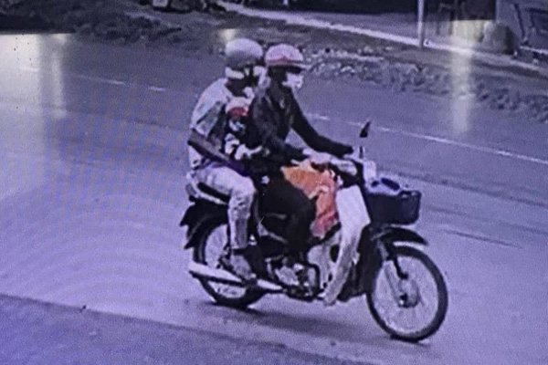 Vụ bé trai 2 tuổi mất tích bí ẩn ở Bình Dương: Tìm thấy đồ chơi của bé ở lô cao su gần nhà-2