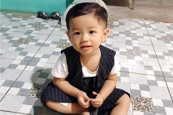 Người cha tiết lộ chiếc áo con mặc thời điểm mất tích thông qua clip mới quay trước đó: Con đâu rồi về nhà đi mọi người đang chờ-3