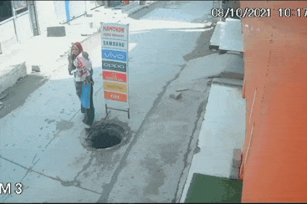 Clip: Mải nghe điện thoại, 2 mẹ con rơi xuống cống thoát nước