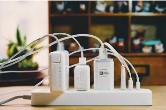 Cắm củ sạc điện thoại trong ổ điện cả ngày không rút ra: Hại đủ đường, cần bỏ ngay kẻo hối hận không kịp