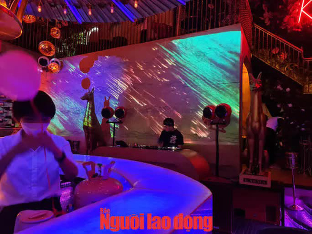 CLIP: Bất chấp lệnh cấm, một quán bar ở Đà Nẵng mở cửa hoạt động náo nhiệt-1