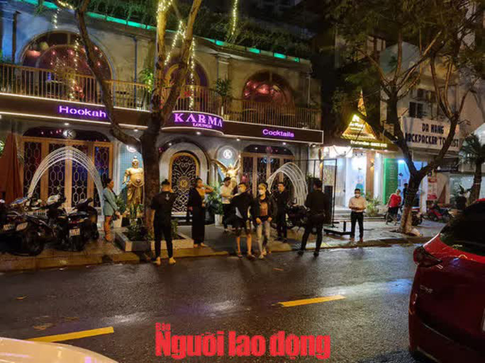 CLIP: Bất chấp lệnh cấm, một quán bar ở Đà Nẵng mở cửa hoạt động náo nhiệt-5
