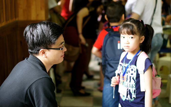 Cho con đi học được 1 ngày vợ đã kiên quyết đòi chuyển sang trường tư, tôi đến tìm hiểu thì cười khẩy khi biết sự thật-1