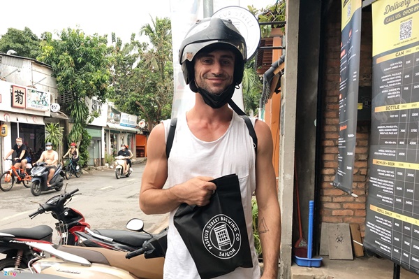 Quán bar ở TP.HCM mở bán mang về, khách chưa mặn mà-1