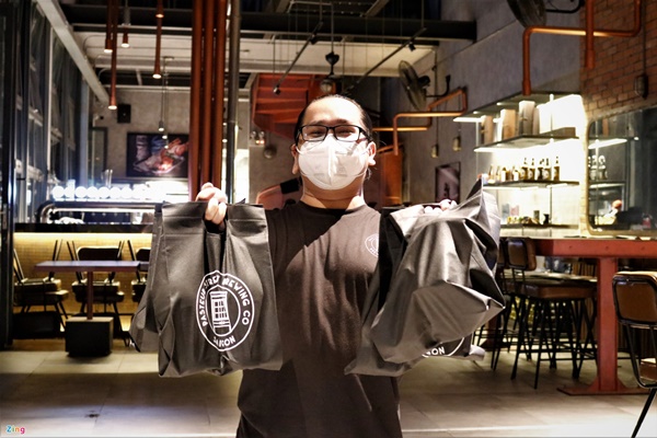 Quán bar ở TP.HCM mở bán mang về, khách chưa mặn mà-2