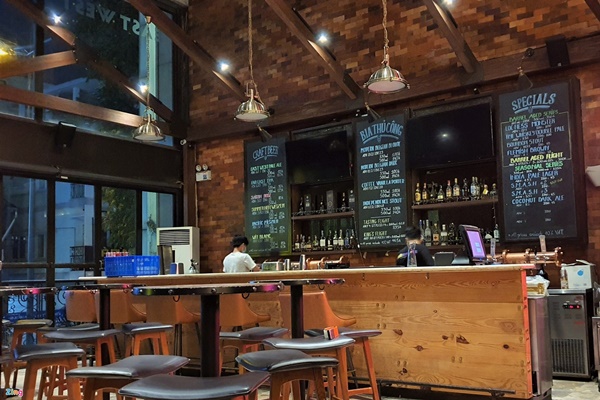 Quán bar ở TP.HCM mở bán mang về, khách chưa mặn mà-4