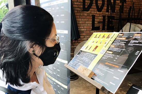 Quán bar ở TP.HCM mở bán mang về, khách chưa mặn mà