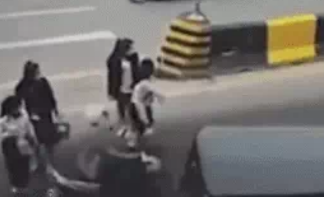 Vừa bước sang đường, người phụ nữ đen đủi bị giật đồ đến 2 lần, camera bóc sự việc hy hữu-1