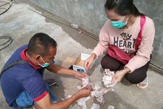 Giấu quỹ đen ở nơi vợ không bao giờ động tới, chồng tưởng vớ bở 30 triệu nào ngờ lúc mở ra 