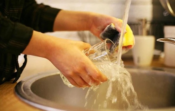 Bát đĩa, đũa rửa bằng nước rửa bát lâu ngày có gây ung thư? Chuyên gia nhắc nhở 4 lưu ý khi sử dụng chất tẩy rửa để an toàn sức khỏe-2
